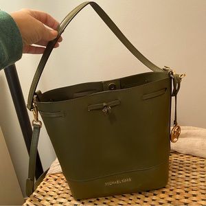 MICHAEL KORS l Medium Bucket Bag